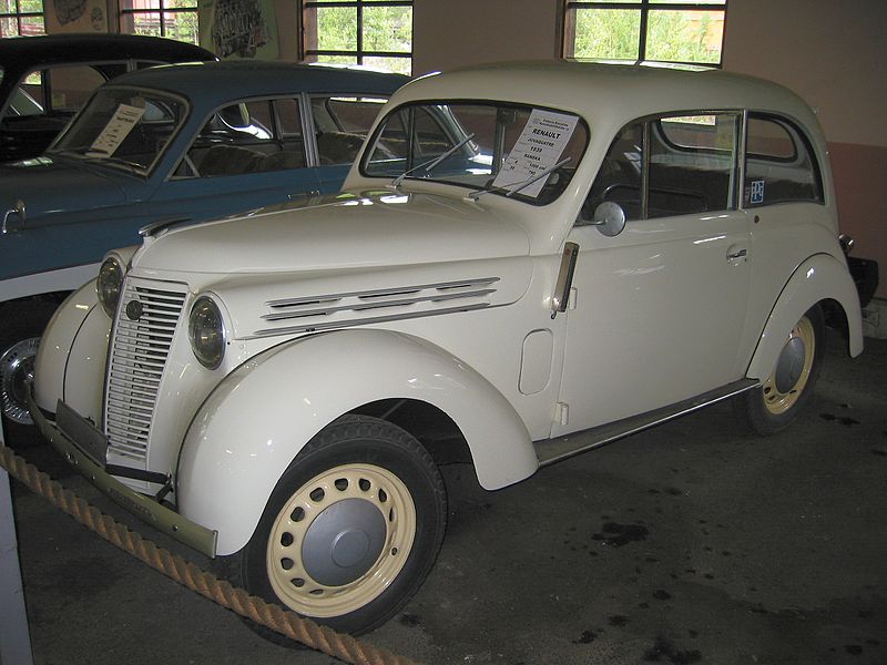 800px-Renault_Juvaquatre_(Type_AEB_2)_Limousine_1939_hell.jpg