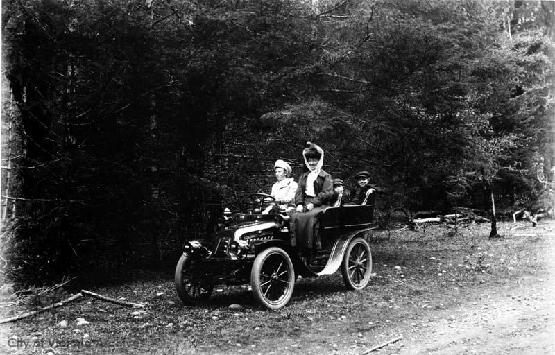 Barnsley Family in Renault Langford Lake 1908.jpeg